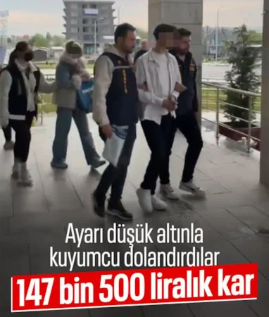 Kütahya’da kuyumcuyu düşük ayarlı altınla dolandıran 4 şüpheli yakalandı… Kütahya’da kuyumcuyu düşük ayarlı altınla dolandıran 4 şüpheli yakalandı…