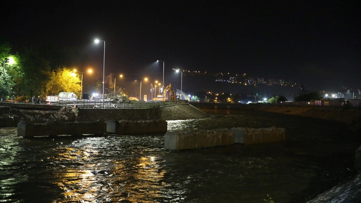 AFAD Başkanı Pehlivan: Almus Barajı’nda su seviyesinin beklenenden fazla artması riskine karşı her türlü önlem alındı AFAD Başkanı Pehlivan: Almus Barajı’nda su seviyesinin beklenenden fazla artması riskine karşı her türlü önlem alındı