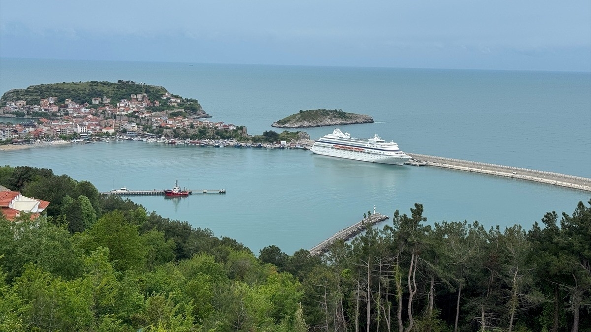 “Astoria Grande” kruvaziyeri 1079 yolcusuyla Amasra’ya geldi