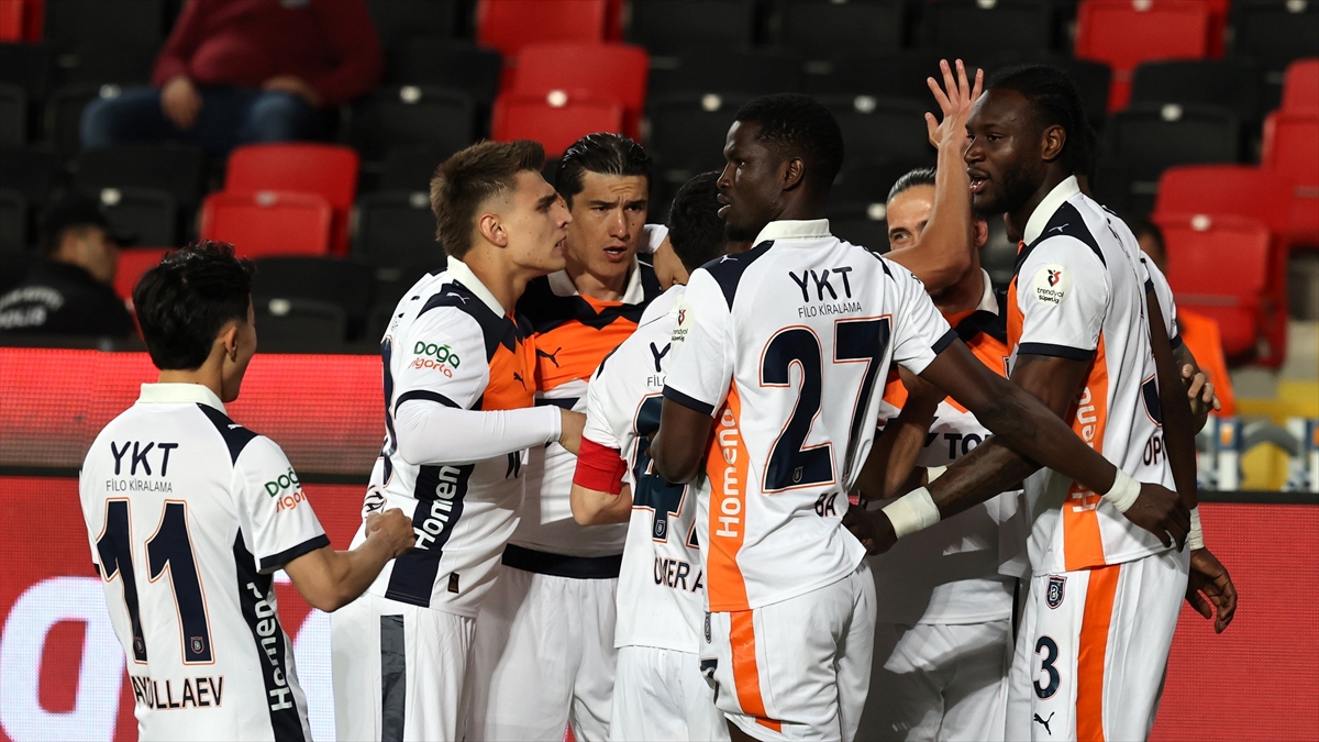 Başakşehir, Süper Lig’de kötü başladığı sezonu iyi bitirdi