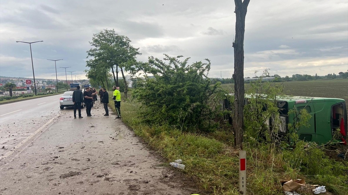 Çanakkale’de tur otobüsü devrildi, 46 kişi yaralandı Çanakkale’de tur otobüsü devrildi, 46 kişi yaralandı