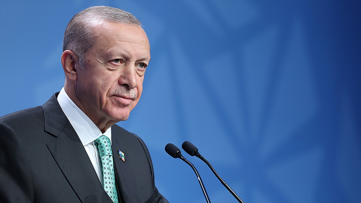 Cumhurbaşkanı Erdoğan’dan Galatasaray Başkanı Özbek ile teknik direktör Buruk’a tebrik telefonu