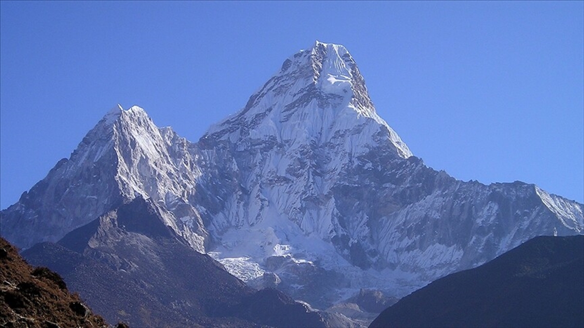Everest Dağı’nda bahar tırmanış sezonu hazırlıklarının tamamlanmasıyla rota resmi olarak açıldı
