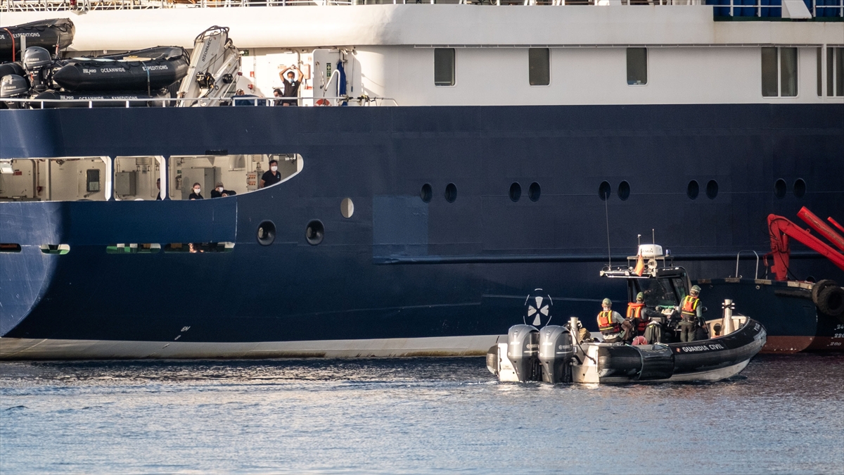 Hantavirüs vakalarının olduğu yolcu gemisi Tenerife’den ayrılarak Rotterdam’a hareket etti