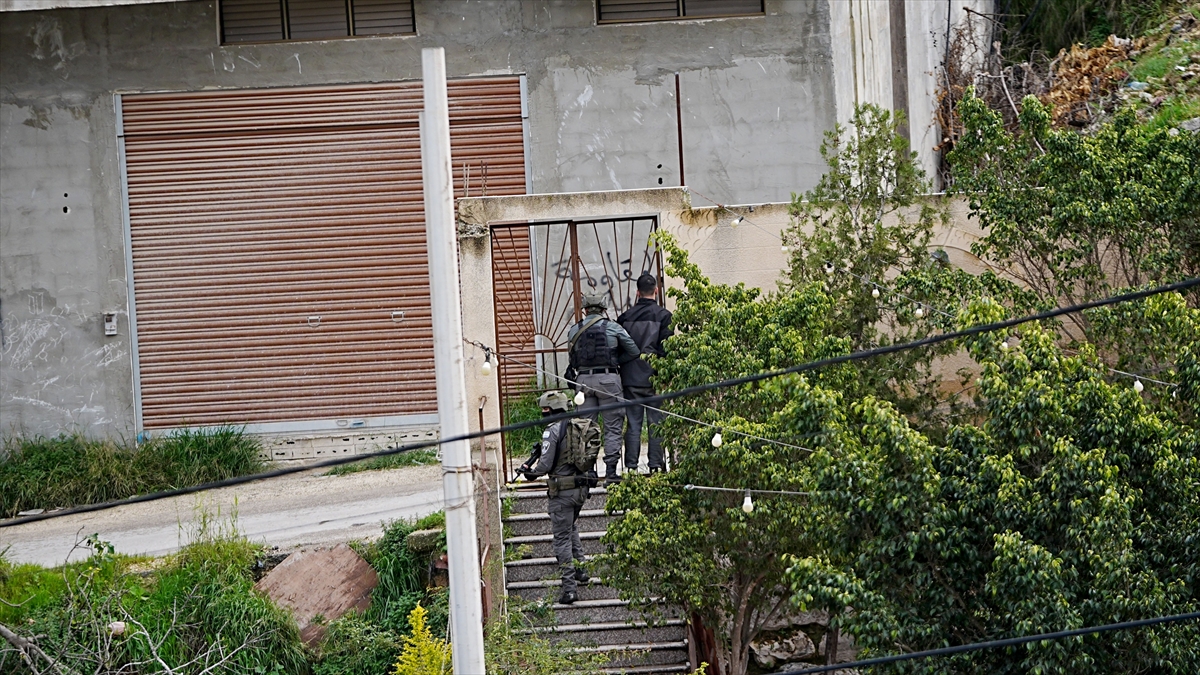 İsrail ordusu, Batı Şeria’da düzenlediği baskınlarda 10 Filistinliyi gözaltına aldı İsrail ordusu, Batı Şeria’da düzenlediği baskınlarda 10 Filistinliyi gözaltına aldı