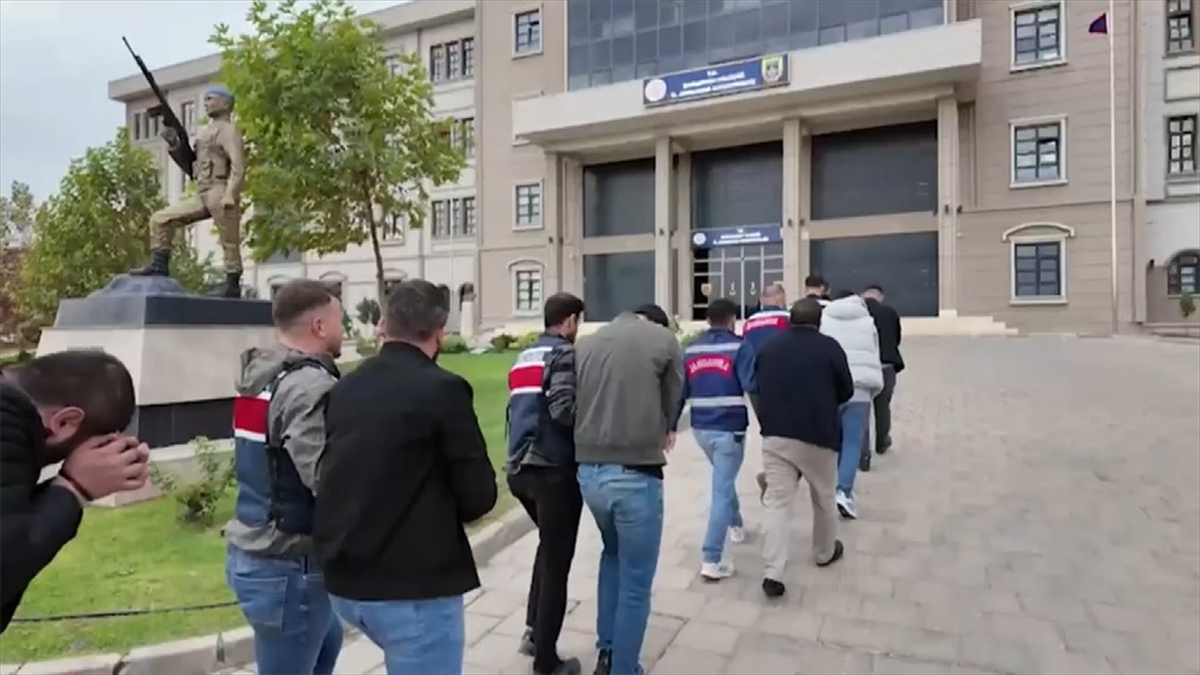 Jandarmanın 22 ildeki yasa dışı bahis operasyonunda 61 şüpheli yakalandı Jandarmanın 22 ildeki yasa dışı bahis operasyonunda 61 şüpheli yakalandı