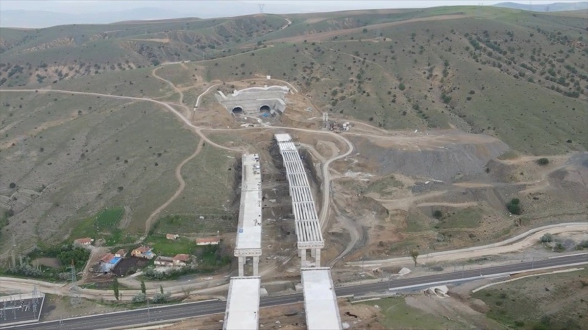 Kafkasya ve Orta Doğu’ya ulaşımı güçlendirecek Ankara-Kırıkkale-Delice Otoyolu’nda çalışmalar hızlandı Kafkasya ve Orta Doğu’ya ulaşımı güçlendirecek Ankara-Kırıkkale-Delice Otoyolu’nda çalışmalar hızlandı