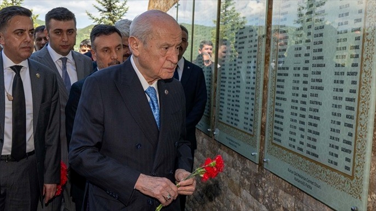 MHP Genel Başkanı Bahçeli, Ülkücü Şehitler Anıtı’nı ziyaret etti MHP Genel Başkanı Bahçeli, Ülkücü Şehitler Anıtı’nı ziyaret etti