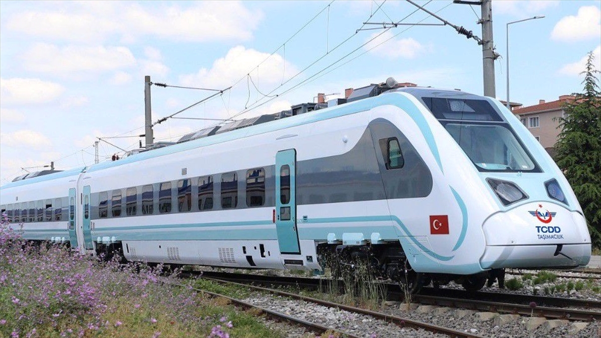Milli elektrikli hızlı tren saatte 240 kilometre hıza ulaşarak rekorunu yeniledi Milli elektrikli hızlı tren saatte 240 kilometre hıza ulaşarak rekorunu yeniledi