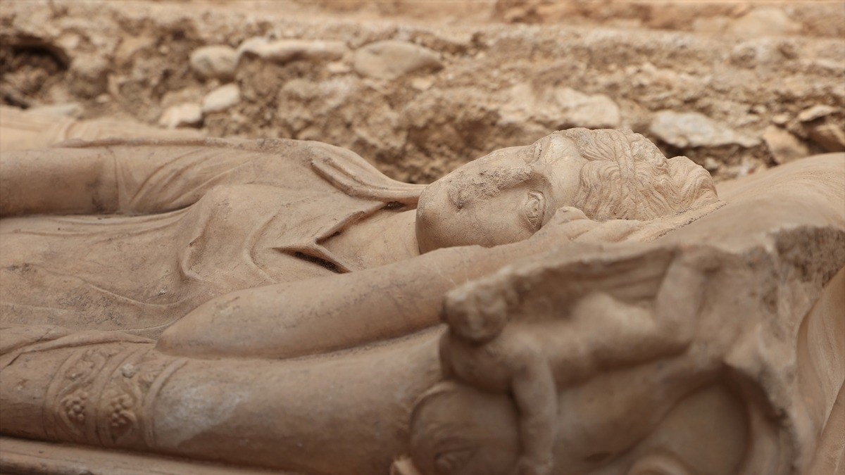 Olympos’ta anıtsal mezar ve içerisinde aristokrat bir kadına ait lahit bulundu