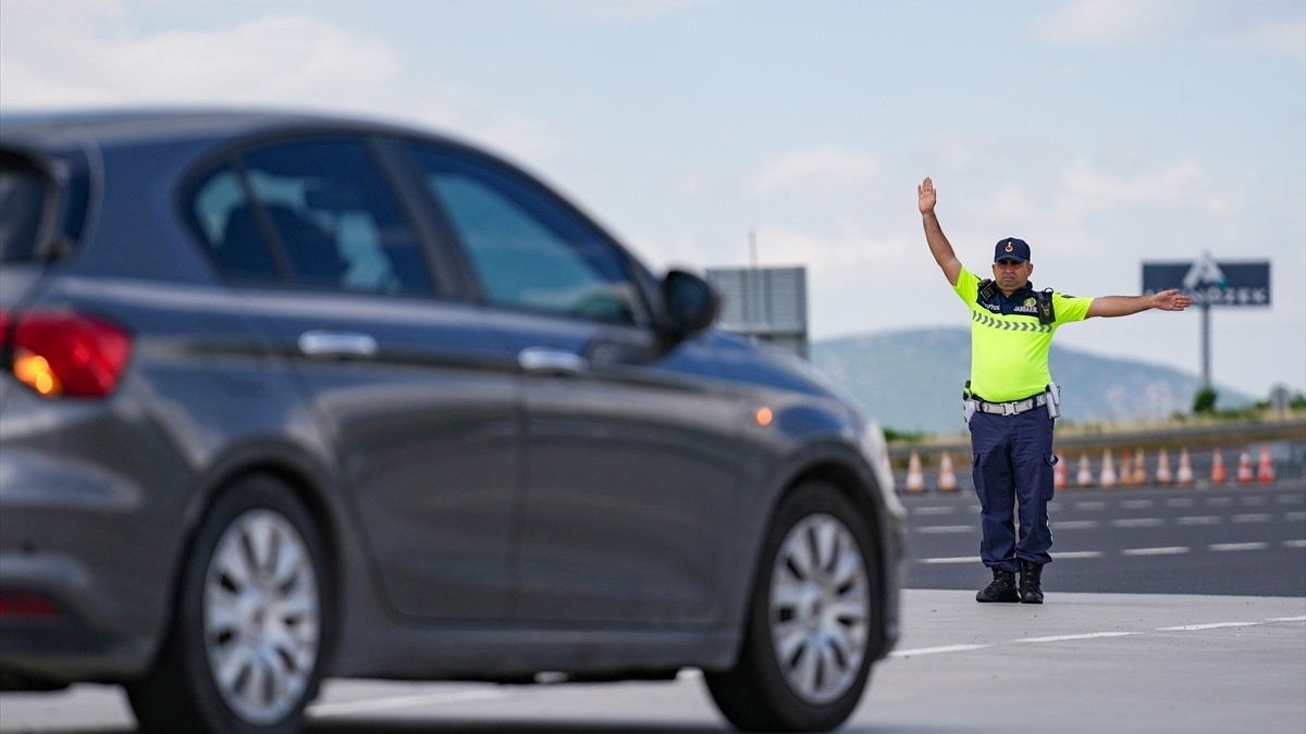 Otoyol jandarması yol güvenliği için bayram tatilinde de görev başında Otoyol jandarması yol güvenliği için bayram tatilinde de görev başında
