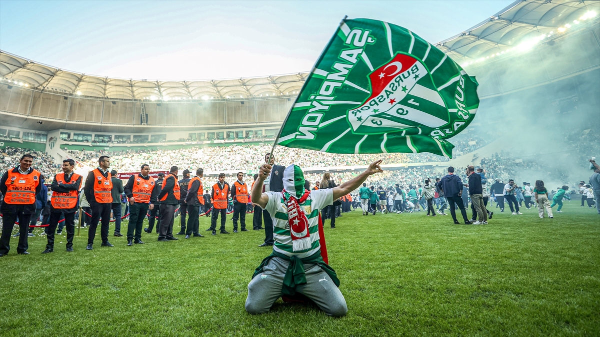 Profesyonel futbol liglerinde “düşenler ve çıkanlar” belli oldu Profesyonel futbol liglerinde “düşenler ve çıkanlar” belli oldu