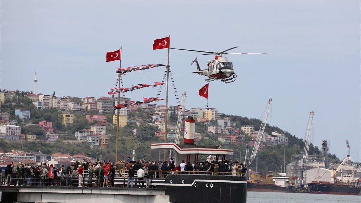 Samsun’da Türk bayrakları ve Atatürk posterleriyle süslenen gemiler geçiş töreni yaptı Samsun’da Türk bayrakları ve Atatürk posterleriyle süslenen gemiler geçiş töreni yaptı