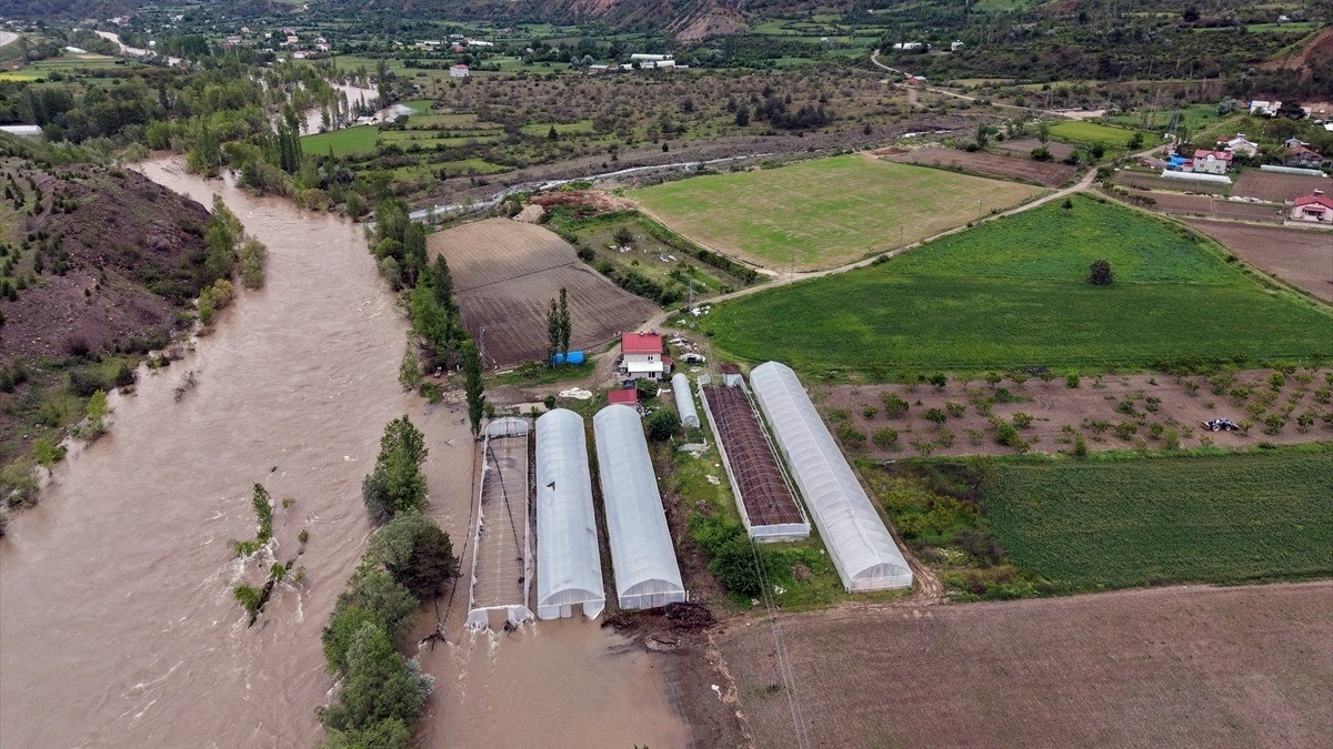 Sivas’ta Kelkit Nehri’nin taşmasıyla Akçağıl Köprüsü ve bazı seralar su altında kaldı