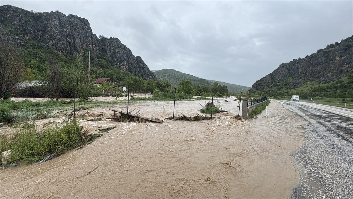 Tokat’ta derenin taşması sonucu ev ve arazileri su bastı