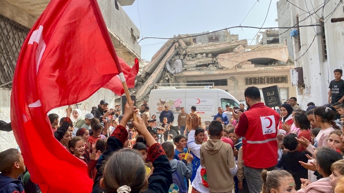 Türk Kızılay, Gazzeli çocuklara bayramlık kıyafet yardımı yaptı