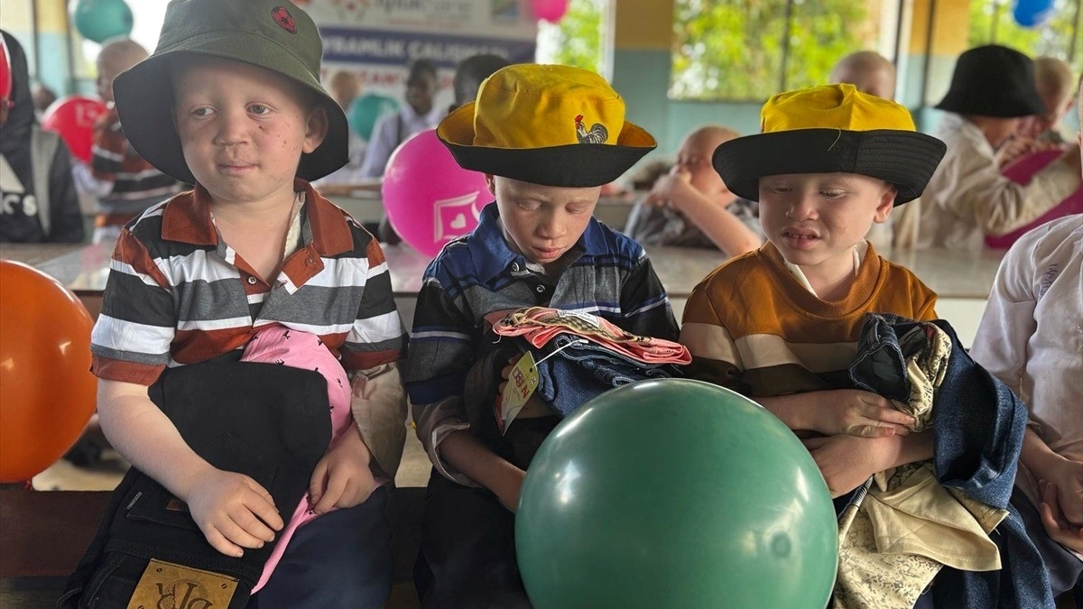 Türk STK’ler Tanzanya’daki albino çocuklara bayram sevinci yaşattı Türk STK’ler Tanzanya’daki albino çocuklara bayram sevinci yaşattı