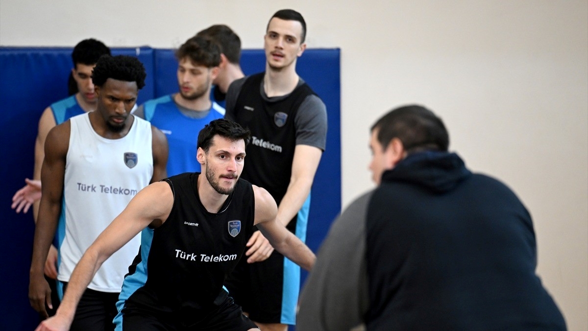 Türk Telekomlu basketbolculara göre Anadolu Efes serisinde “fizik” ön planda olacak