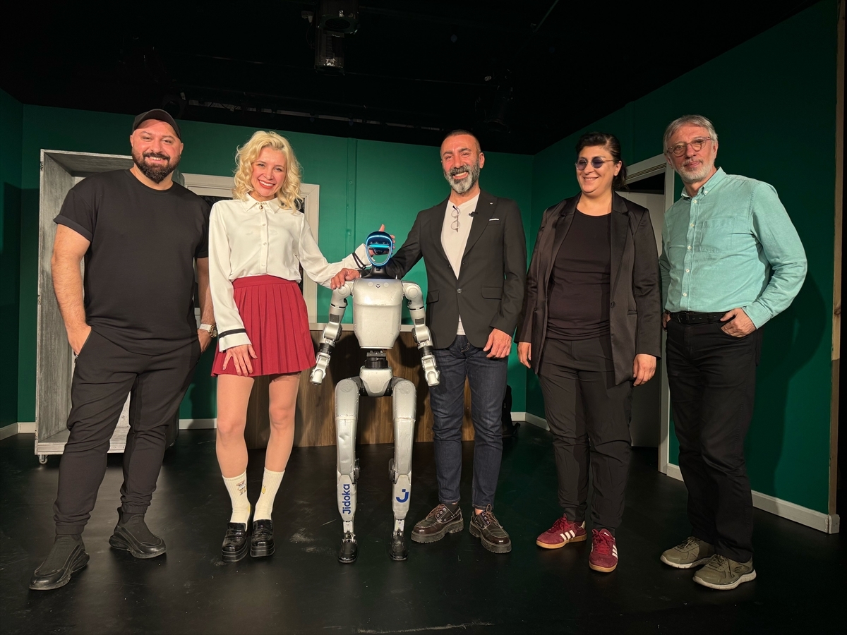 Yapay zeka destekli insansı robot, İstanbul’da tiyatro sahnesine çıkacak