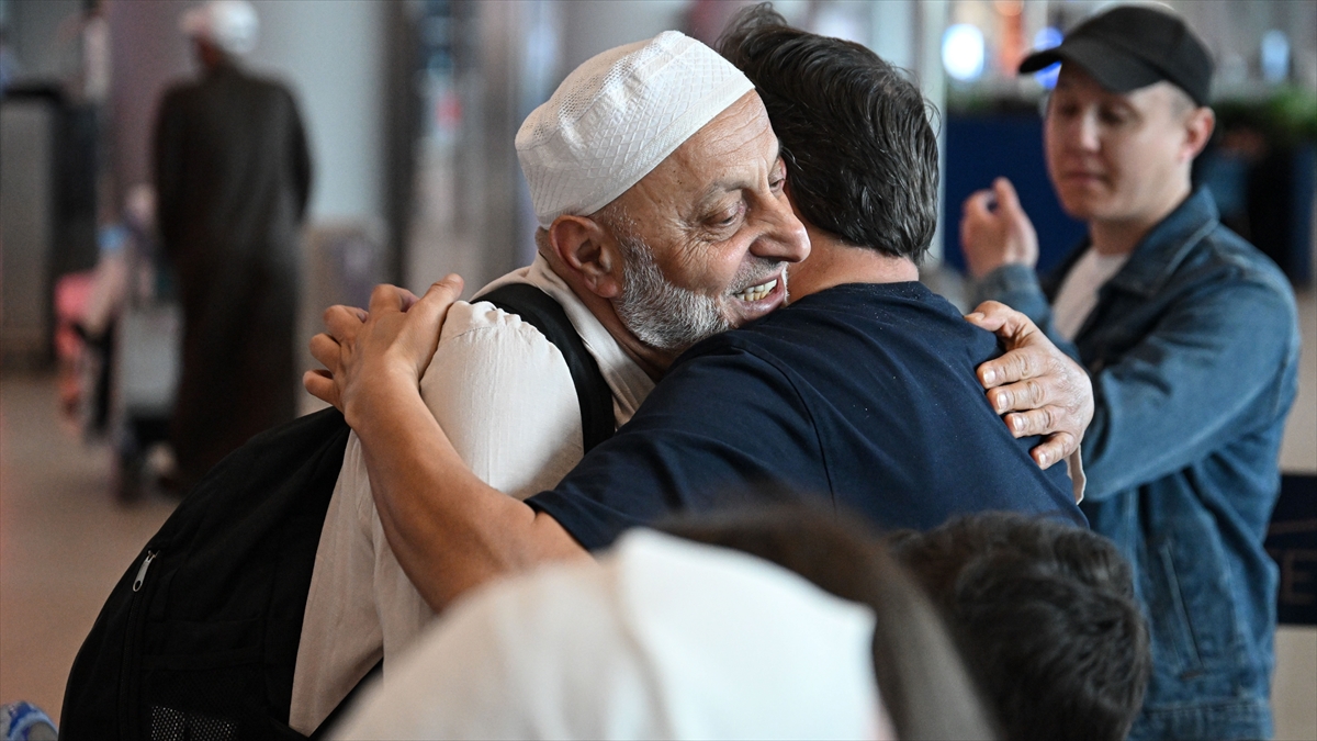 Yurda dönen hacılar İstanbul Havalimanı’nda yakınları tarafından karşılandı