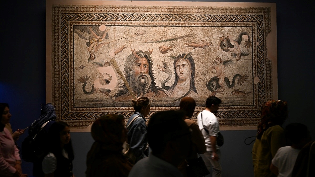 Zeugma Mozaik Müzesi’nde bayram tatilinde ziyaretçi yoğunluğu yaşanıyor Zeugma Mozaik Müzesi’nde bayram tatilinde ziyaretçi yoğunluğu yaşanıyor