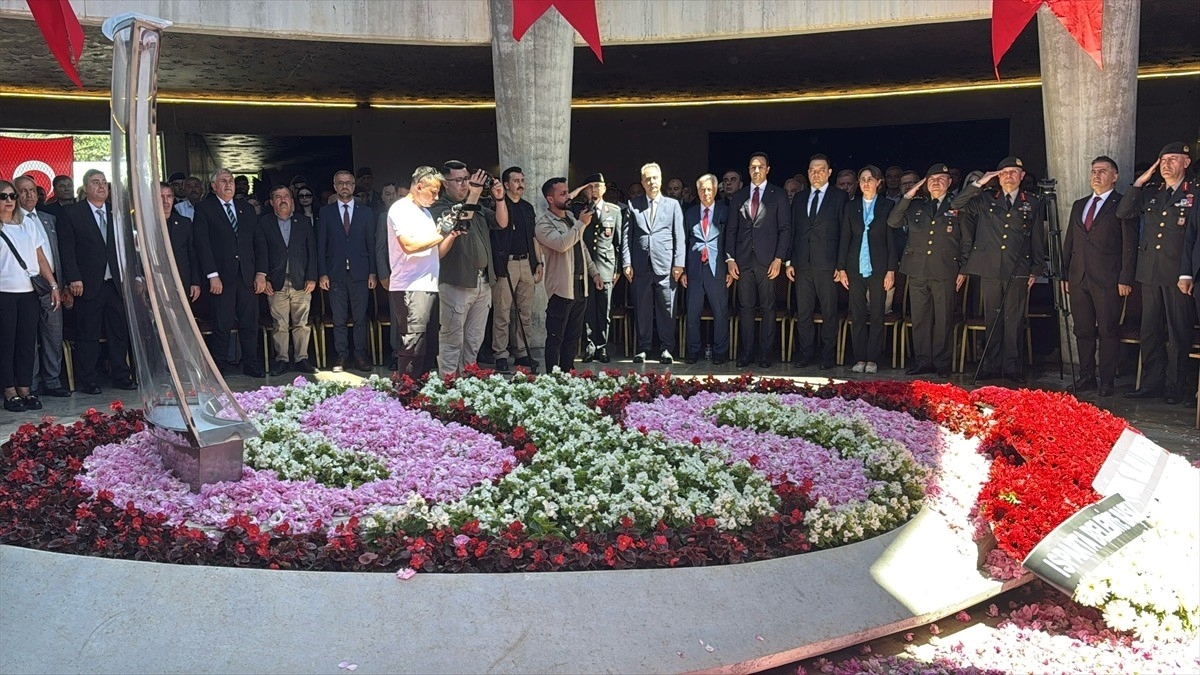 9. Cumhurbaşkanı Süleyman Demirel mezarı başında anıldı 9. Cumhurbaşkanı Süleyman Demirel mezarı başında anıldı