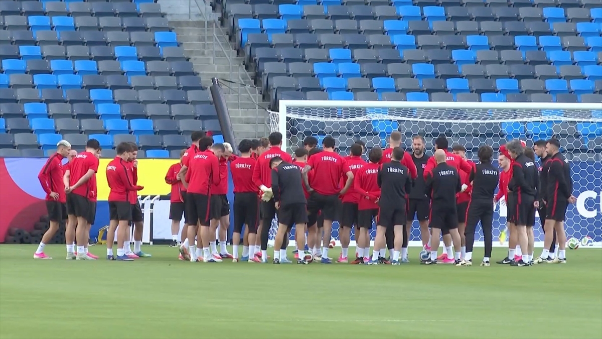 A Milli Futbol Takımı, Los Angeles’taki ilk idmanını yaptı A Milli Futbol Takımı, Los Angeles’taki ilk idmanını yaptı