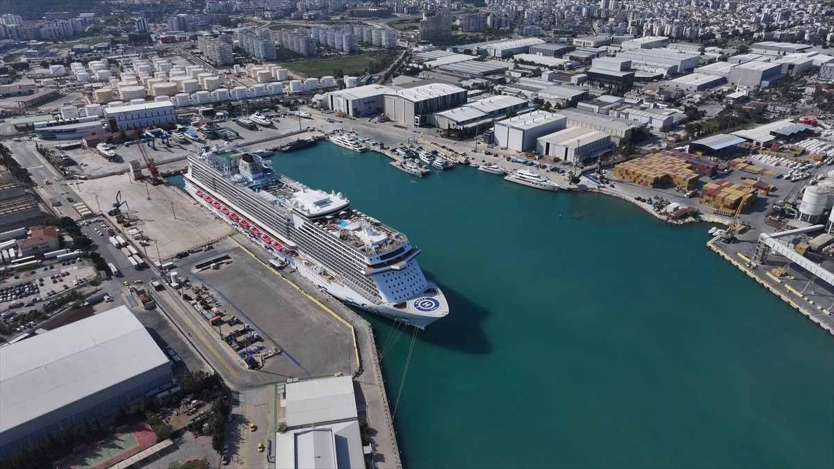 Antalya Limanı’nda kruvaziyer trafiği hareketlendi Antalya Limanı’nda kruvaziyer trafiği hareketlendi