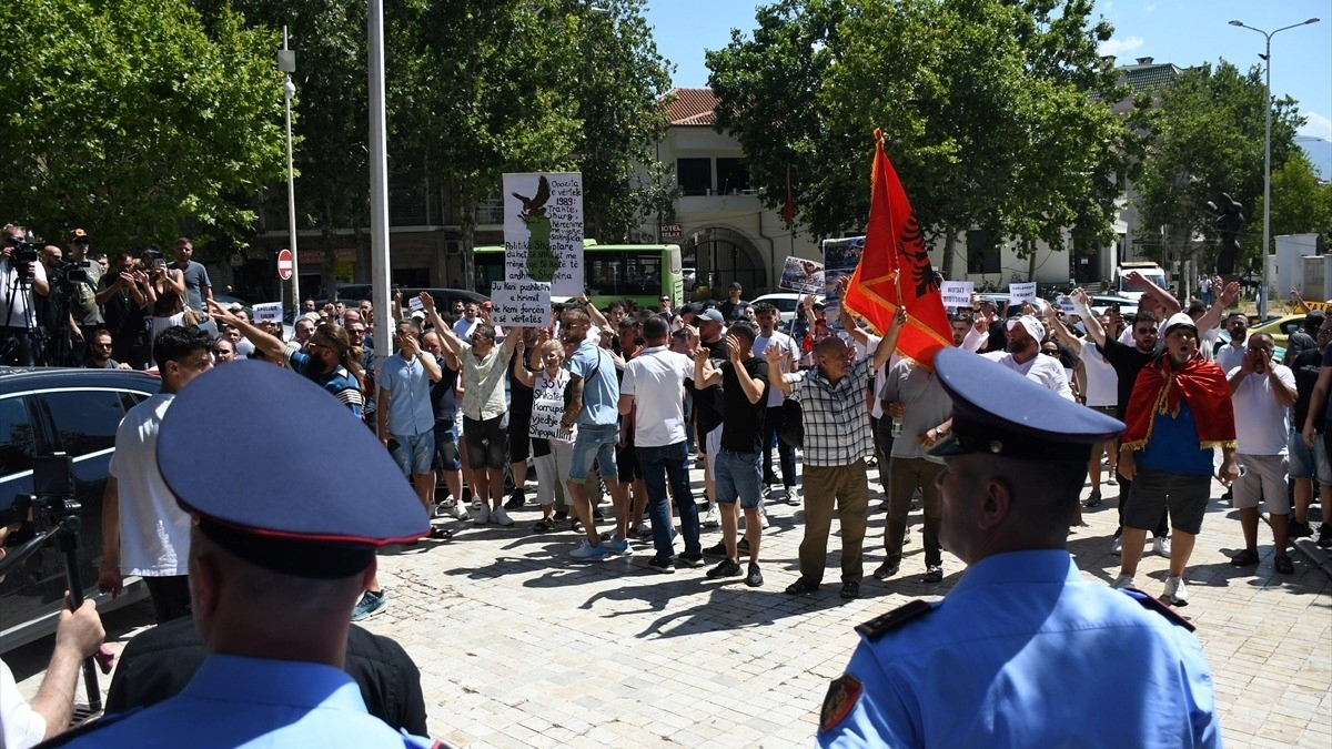 Arnavutluk’ta turizm projelerine karşı Meclis binası önünde gösteri düzenlendi