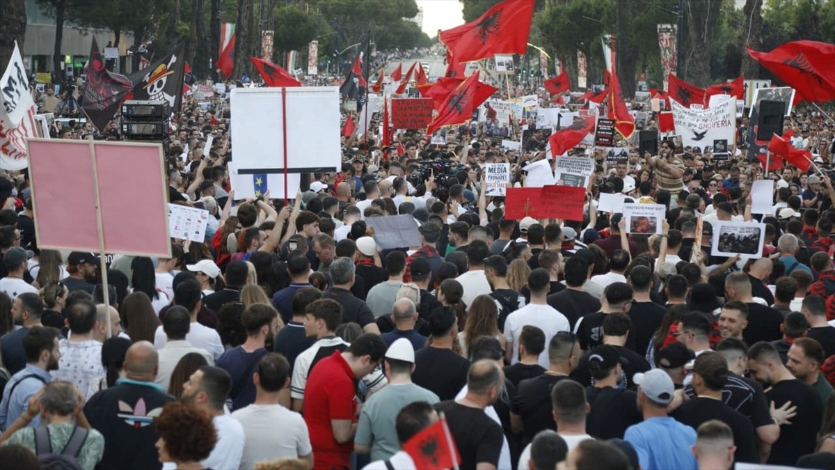 Arnavutluk’ta Zvernec’teki turizm projesine karşı gösteriler 7’nci gününde sürüyor