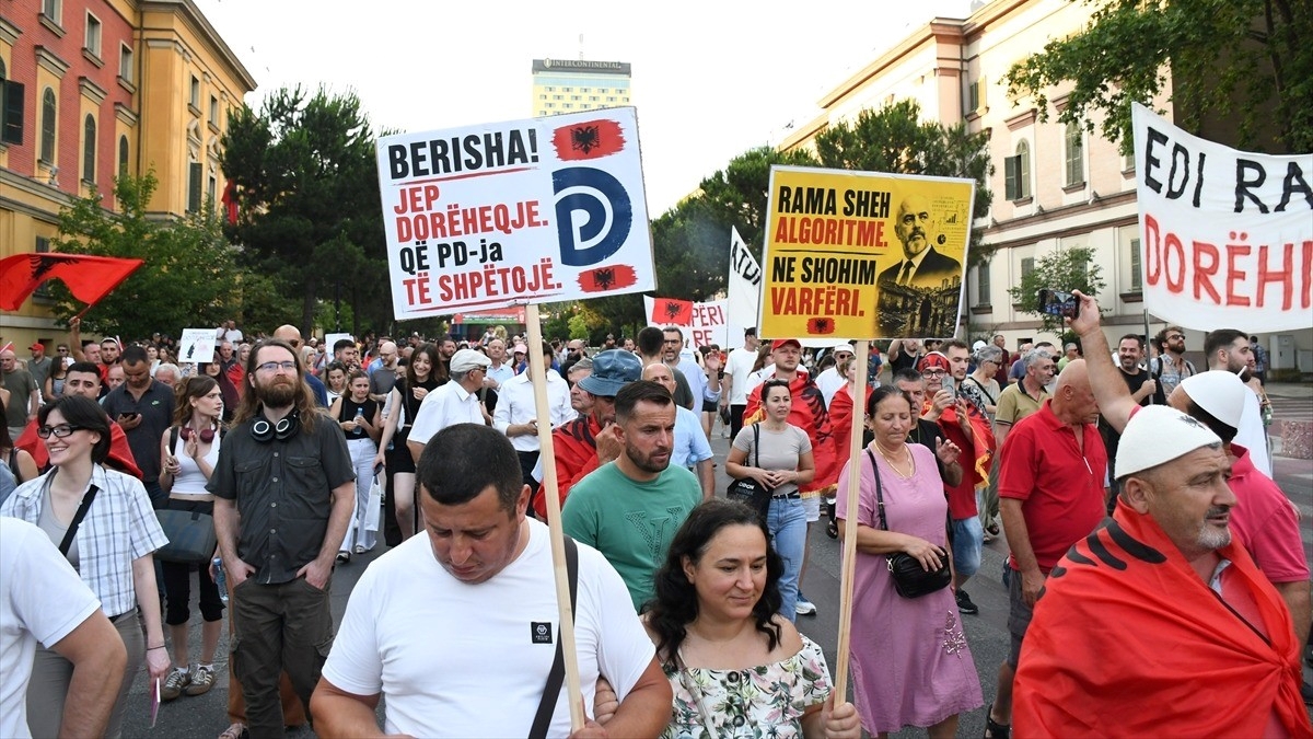Arnavutluk’ta Zvernec’teki turizm projesine karşı gösteriler haftalardır sürüyor