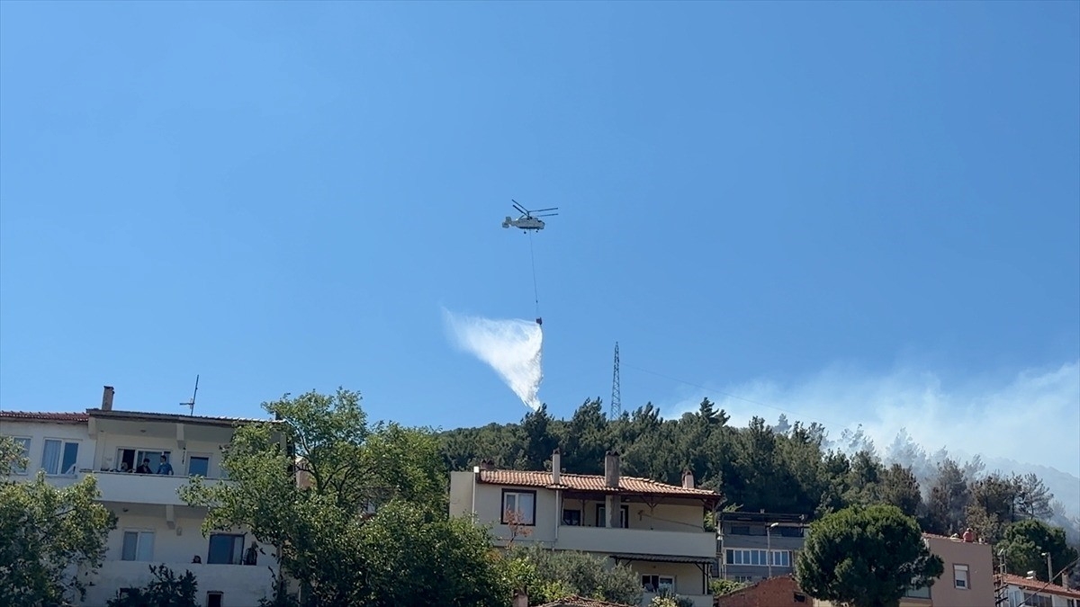 Balıkesir’deki orman yangınına havadan ve karadan müdahale ediliyor