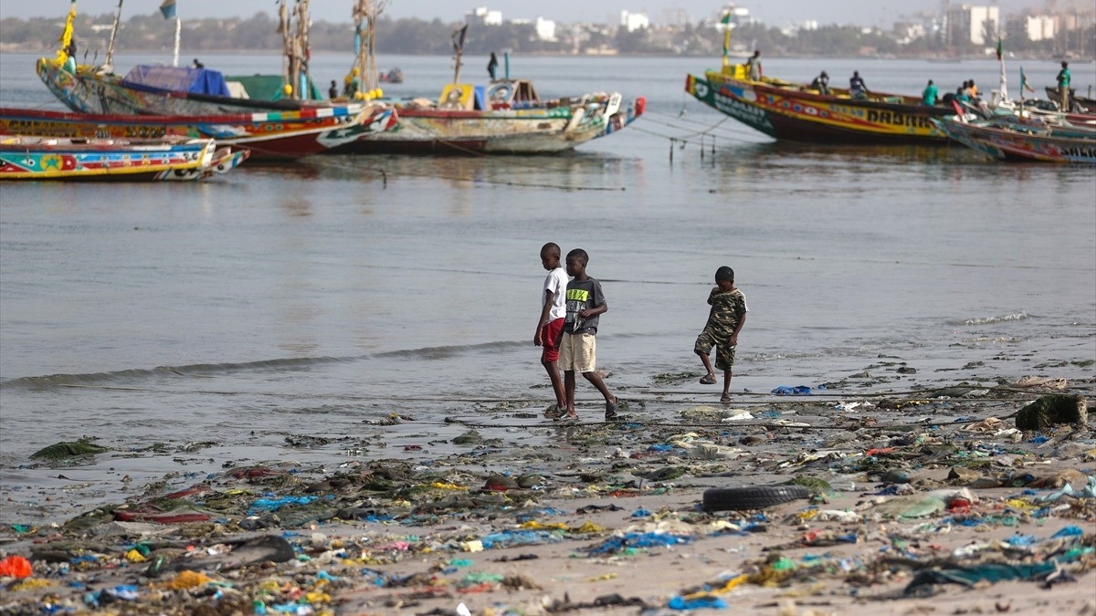 Batı Afrika’nın simge körfezlerinden biri plastik kirliliğiyle mücadele ediyor