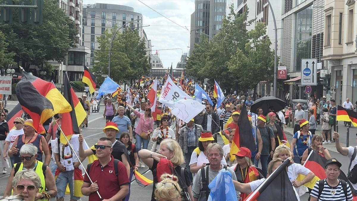 Berlin’de hükümet karşıtı gösteriye binlerce kişi katıldı Berlin’de hükümet karşıtı gösteriye binlerce kişi katıldı