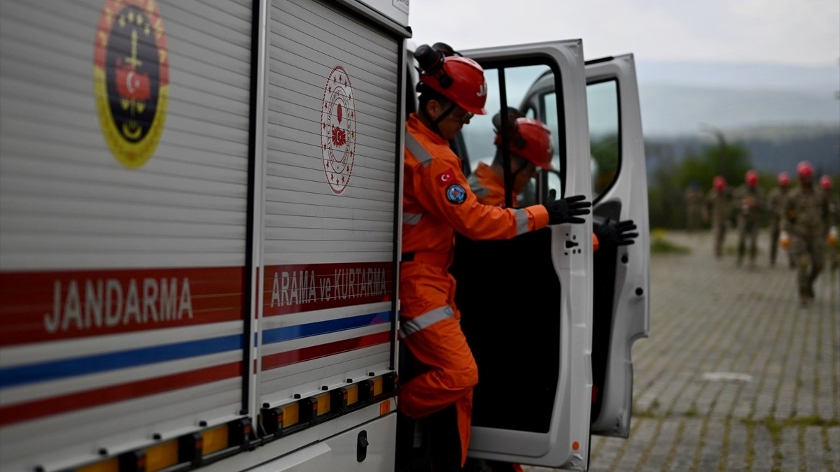 Bolu’da jandarma timleri zorlu şartlarda tatbikatlarla göreve hazırlanıyor