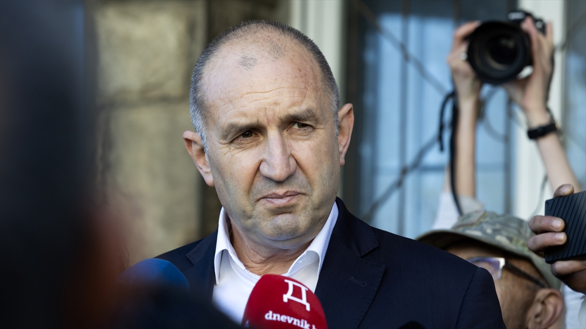 Bulgaristan Başbakanı Radev, hükümetin Ukrayna’ya silah desteğini durdurma kararı aldığını duyurdu Bulgaristan Başbakanı Radev, hükümetin Ukrayna’ya silah desteğini durdurma kararı aldığını duyurdu