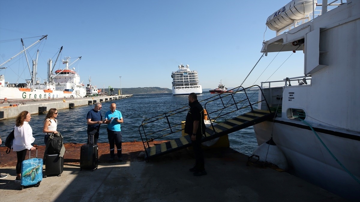 Çanakkale-Limni Adası feribot seferleri başladı Çanakkale-Limni Adası feribot seferleri başladı
