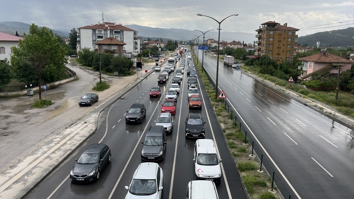 Çorum’da bayram dönüşü D-100 kara yolunda trafik yoğunluğu devam ediyor Çorum’da bayram dönüşü D-100 kara yolunda trafik yoğunluğu devam ediyor