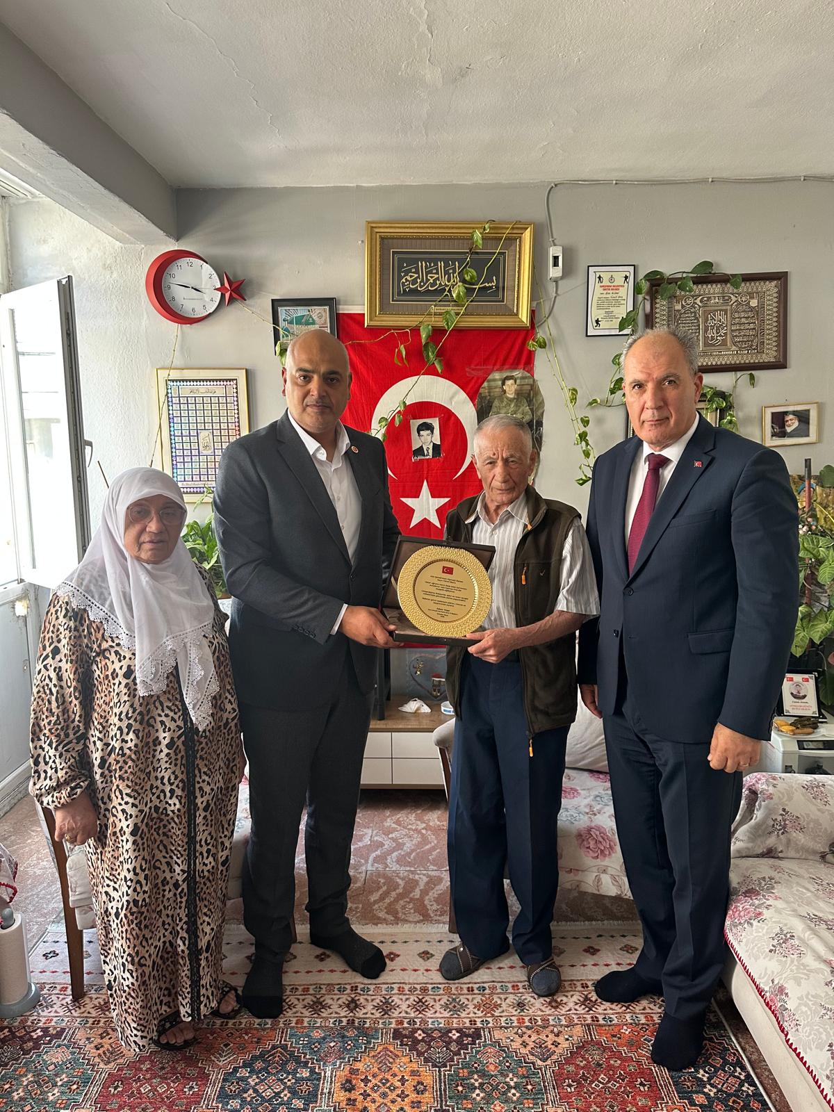 DSP İzmir İl Başkanlığı ve Şehit Aileleri Derneği’nden Anlamlı Ziyaret… DSP İzmir İl Başkanlığı ve Şehit Aileleri Derneği’nden Anlamlı Ziyaret…