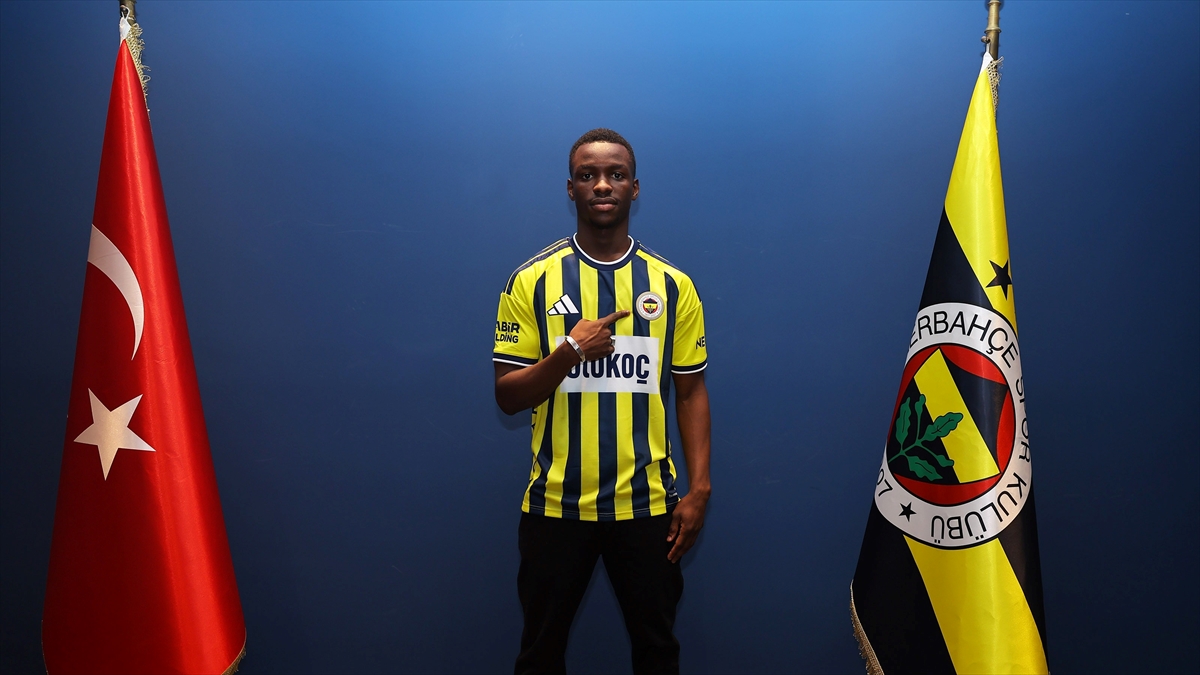 Fenerbahçe, 18 yaşındaki futbolcu Amara Diouf’u transfer etti Fenerbahçe, 18 yaşındaki futbolcu Amara Diouf’u transfer etti