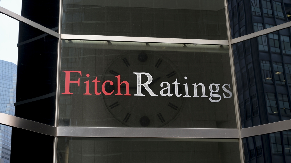 Fitch, Hürmüz Boğazı’nın açılmasıyla petrol piyasasında arz fazlası oluşacağını öngörüyor