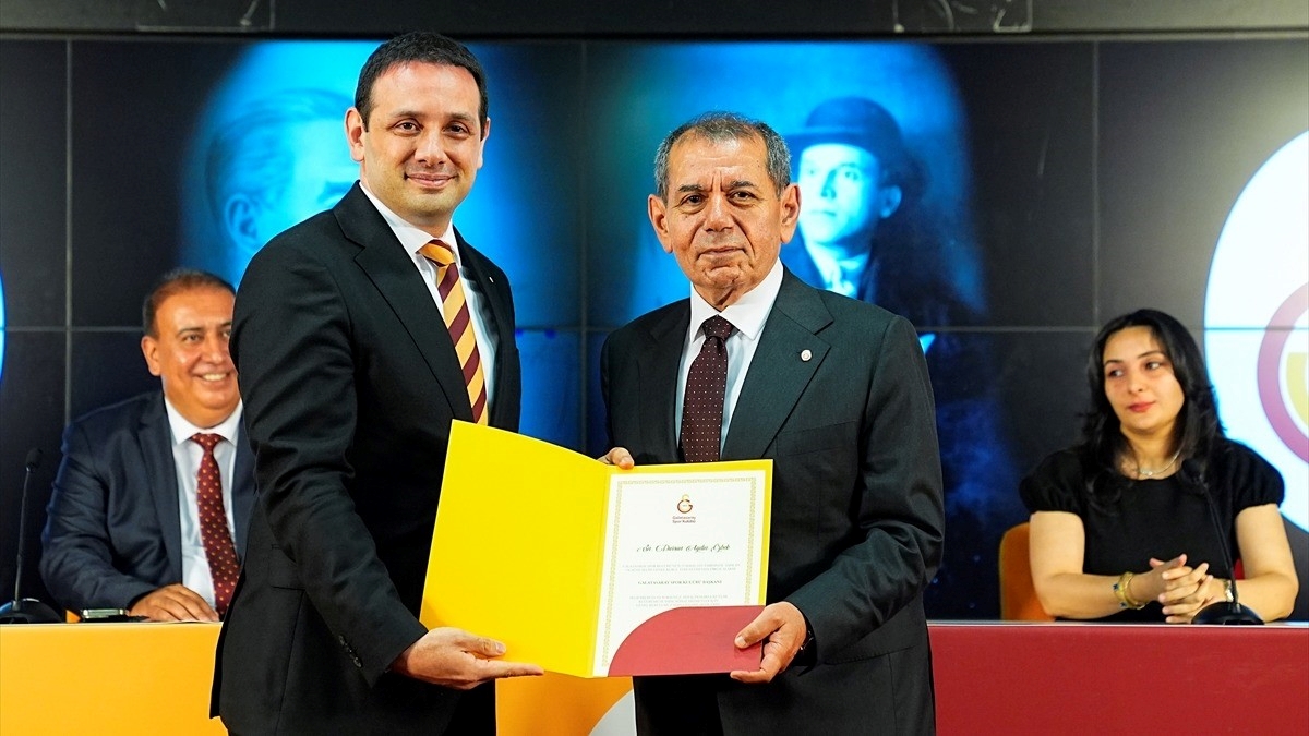 Galatasaray’da yeniden başkanlığa seçilen Dursun Özbek ile yönetimi mazbatalarını aldı Galatasaray’da yeniden başkanlığa seçilen Dursun Özbek ile yönetimi mazbatalarını aldı