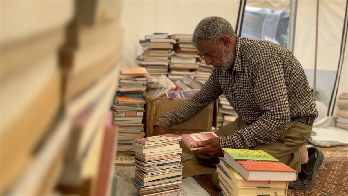 Gazzeli sahaf, evinin enkazından çıkardığı kitaplarla kütüphanesini yeniden oluşturdu Gazzeli sahaf, evinin enkazından çıkardığı kitaplarla kütüphanesini yeniden oluşturdu