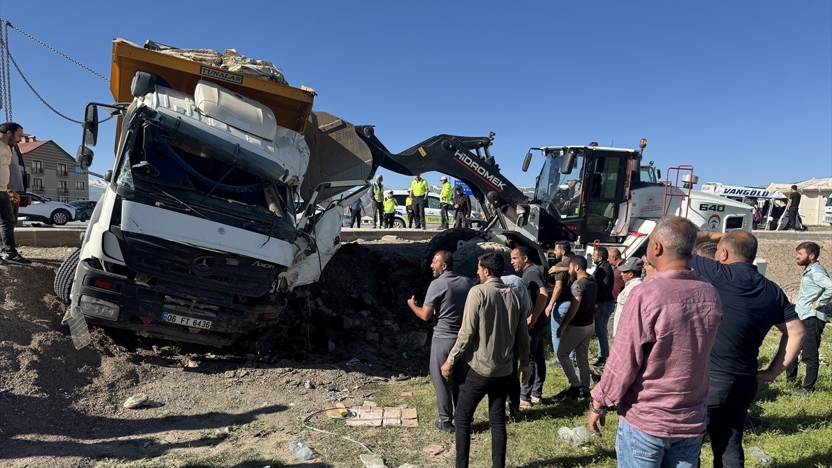 Hakkari’de kamyon ile minibüsün çarpıştığı kazada 3 kişi hayatını kaybetti