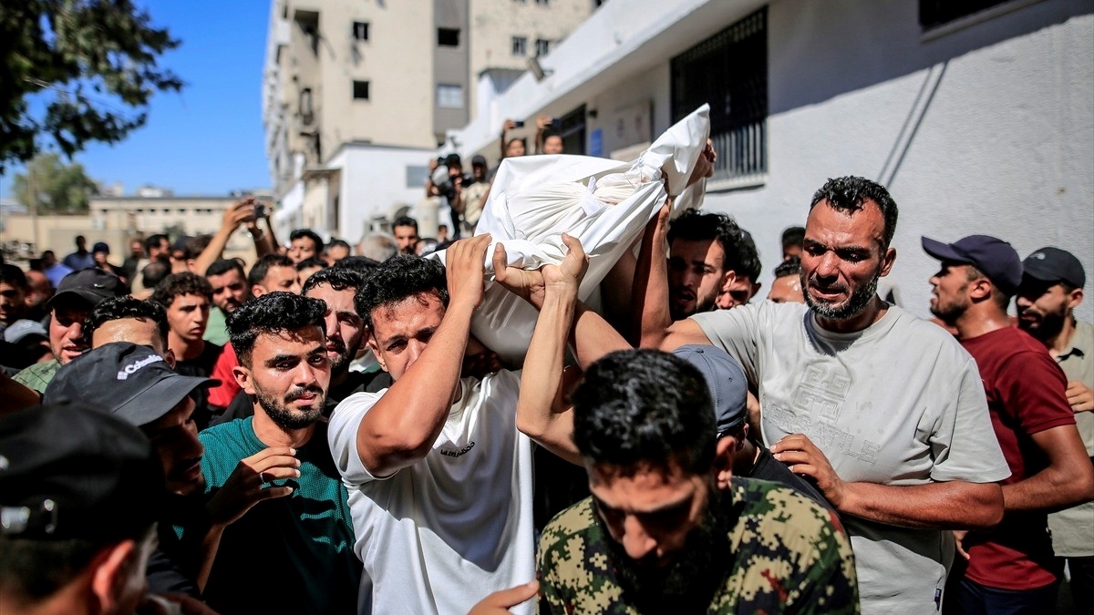 İsrail, Gazze’de düğün davetiyesini dağıtmaya çıkan damat adayını öldürdü