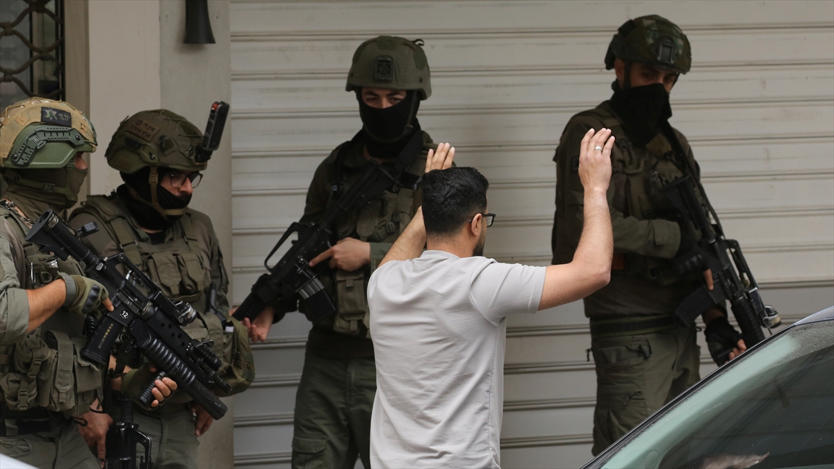 İsrail ordusu, işgal altındaki Batı Şeria’da 8 Filistinliyi gözaltına aldı İsrail ordusu, işgal altındaki Batı Şeria’da 8 Filistinliyi gözaltına aldı