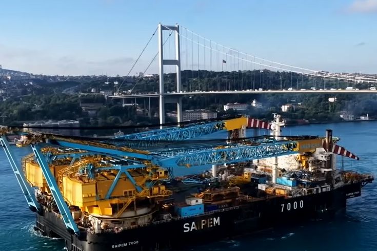 İstanbul Boğazı’ndan geçiyor… İstanbul Boğazı’ndan geçiyor…