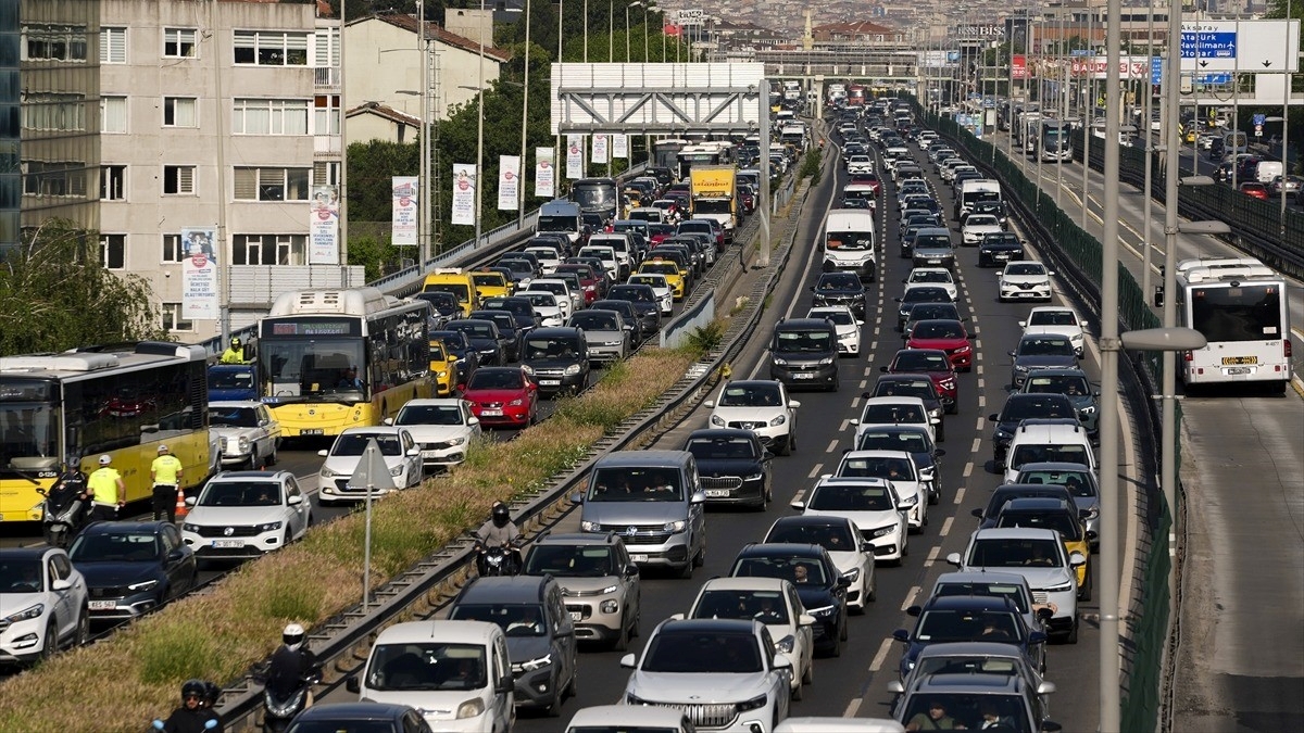 İstanbul’da bayram tatilinin ardından ilk iş gününde trafik yoğunluğu İstanbul’da bayram tatilinin ardından ilk iş gününde trafik yoğunluğu
