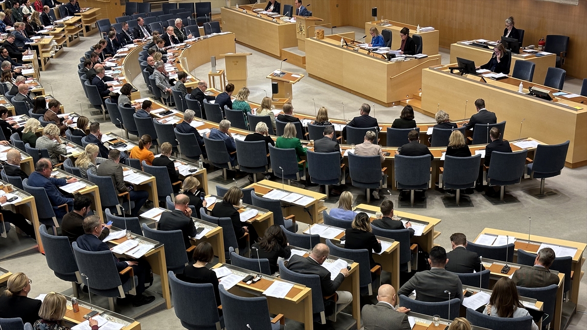 İsveç Parlamentosu, sığınmacılar için kalıcı oturum iznini kaldıran yasa tasarısını kabul etti İsveç Parlamentosu, sığınmacılar için kalıcı oturum iznini kaldıran yasa tasarısını kabul etti
