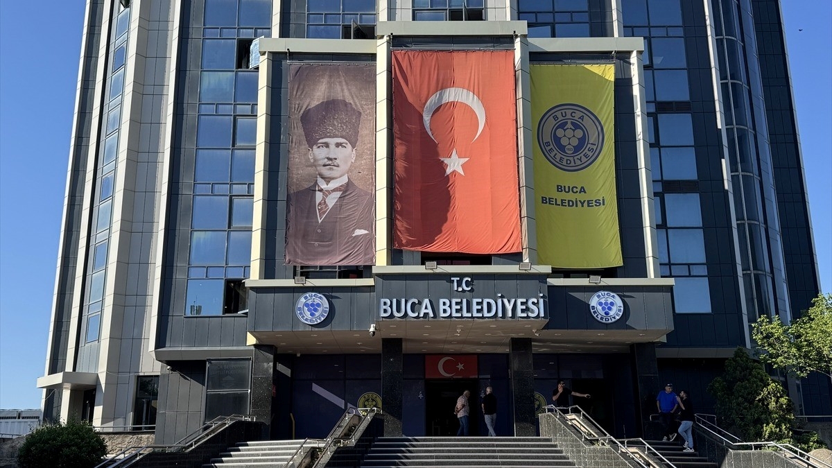 İzmir’de Buca Belediyesine yönelik operasyonda Belediye Başkanı Duman ve 52 şüpheli yakalandı İzmir’de Buca Belediyesine yönelik operasyonda Belediye Başkanı Duman ve 52 şüpheli yakalandı